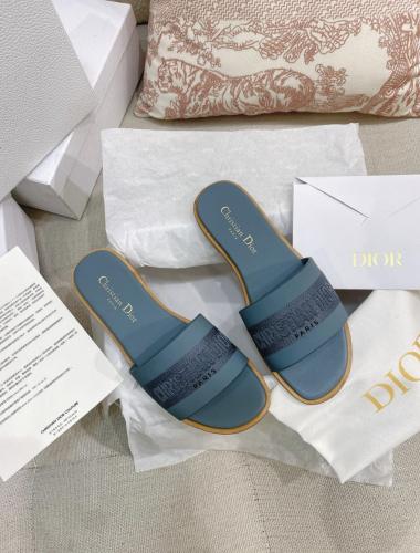 فلات "ديور" نسائي