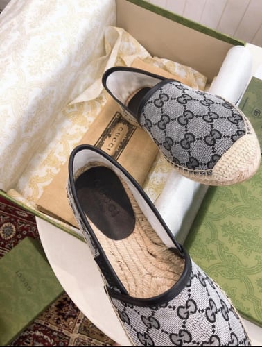 حذاء " قوتشي " نسائي