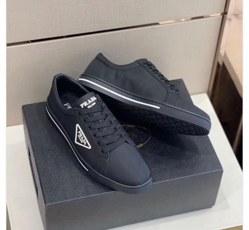 حذاء رجالي من "برادا"