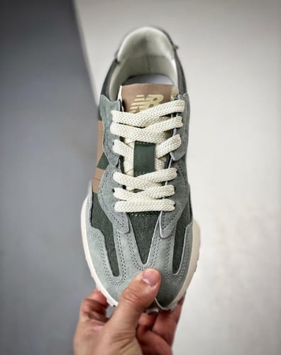 حذاء " نيو بالانس"