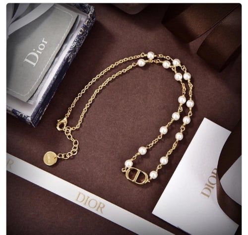 قلادة من "ديور"