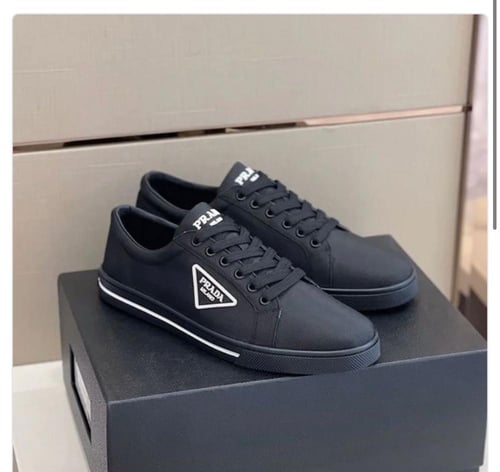 حذاء رجالي من "برادا"