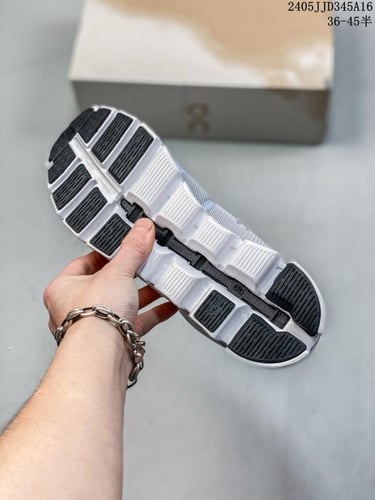 حذاء " on Running " للجنسين