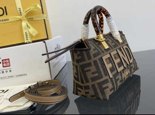 شنطة "فيندي "