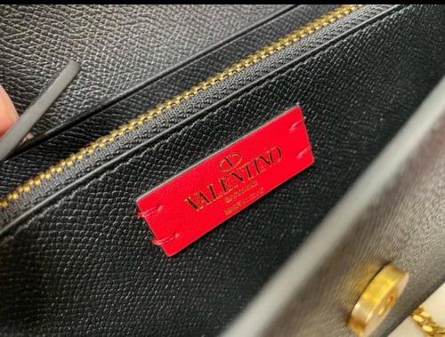 شنطة " ڤالنتينو" للنساء