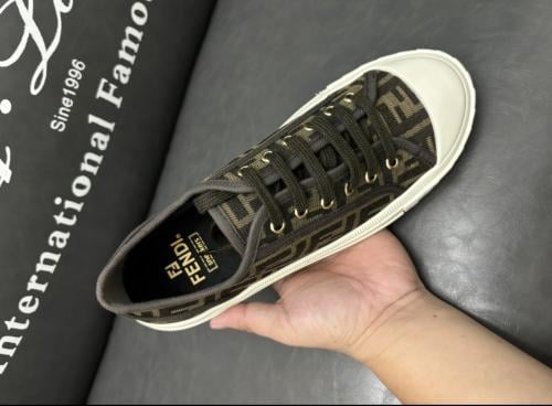 حذاء " فيندي" للجنسين