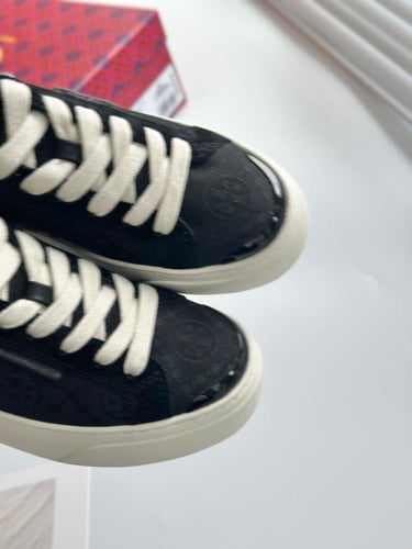 حذاء "توري بورش" للجنسين