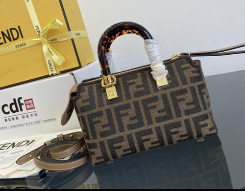 شنطة "فيندي "