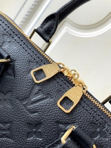 شنطة " لويس ڤيتون" نسائيه