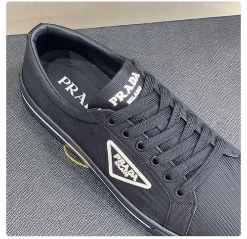 حذاء رجالي من "برادا"