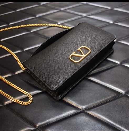 شنطة " ڤالنتينو" للنساء