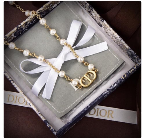 قلادة من "ديور"