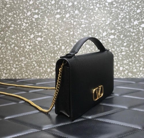 شنطة " ڤالنتينو" للنساء