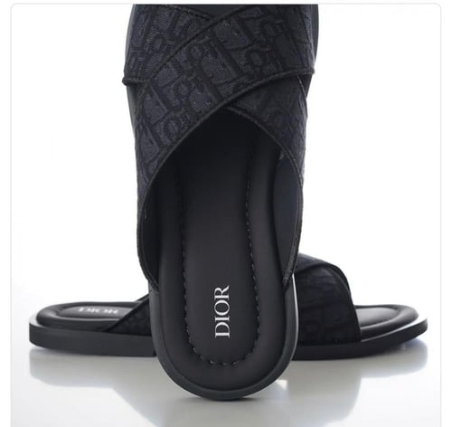 سليبر رجالي من "ديور"