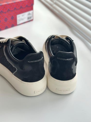 حذاء "توري بورش" للجنسين