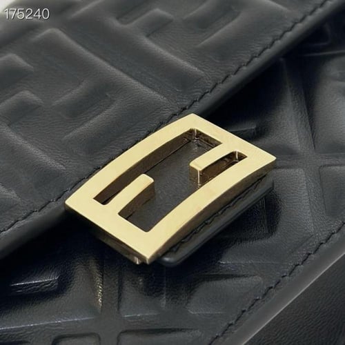 فندي - باقيت Fendi Baguette Wallet on Chain