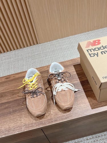 سنيكرز miu miu vs new balance