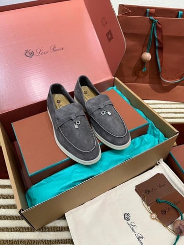 حذاء لوروبيانا من الكشمير الإيطالي وجلد الخروف