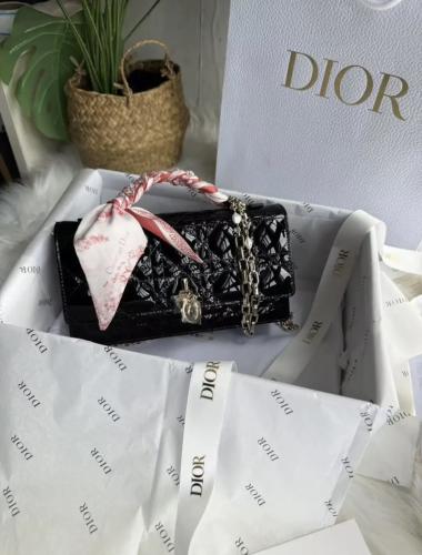 ديور - سكارف مجاناً