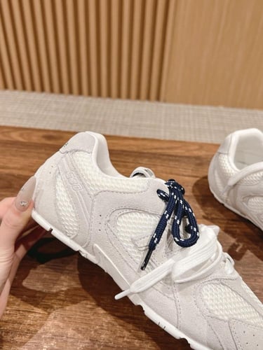 سنيكرز miu miu vs new balance