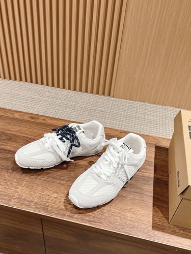 سنيكرز miu miu vs new balance