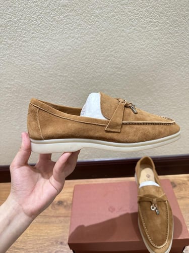 حذاء لوروبيانا من الكشمير الإيطالي وجلد الخروف