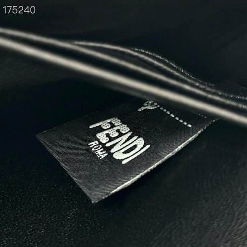 فندي - باقيت Fendi Baguette Wallet on Chain