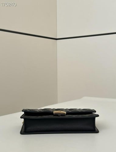 فندي - باقيت Fendi Baguette Wallet on Chain