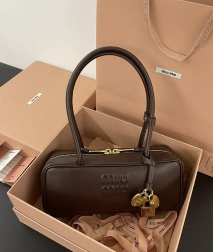 شنطة ميو ميو اللون بني غامق