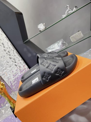 ال في سليبر منقوش من لويس فيتون