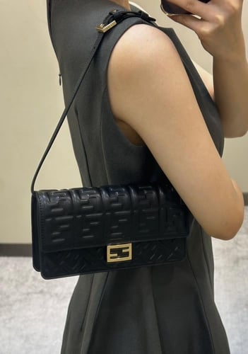 فندي - باقيت Fendi Baguette Wallet on Chain