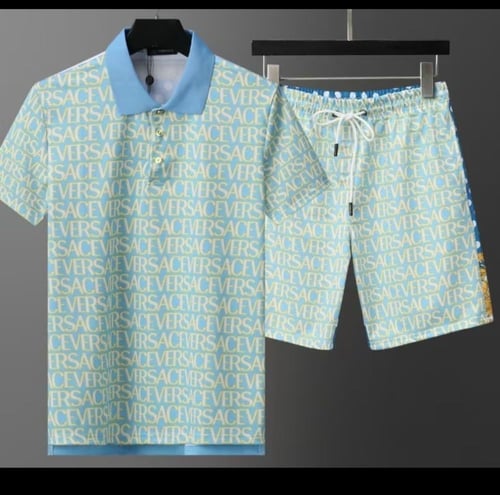 طقم فيرساتشي ازرق سماوي مزين بالشعار من Versace