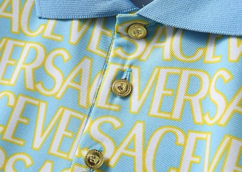 طقم فيرساتشي ازرق سماوي مزين بالشعار من Versace