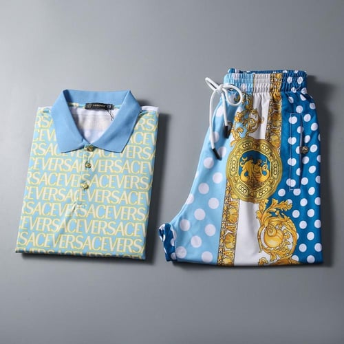 طقم فيرساتشي ازرق سماوي مزين بالشعار من Versace