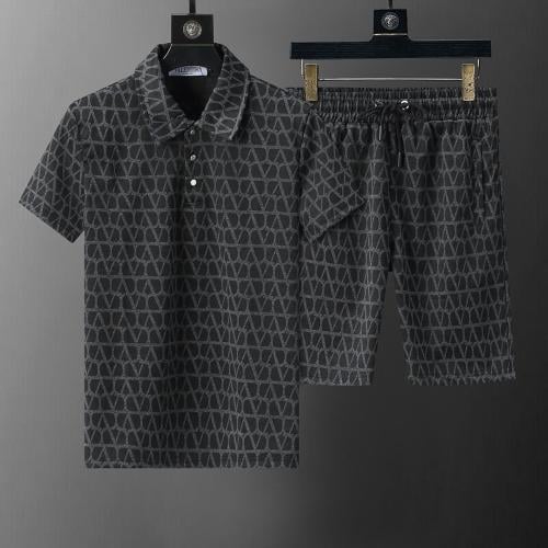 طقم فلانتينو مزين بالشعار من Valentino