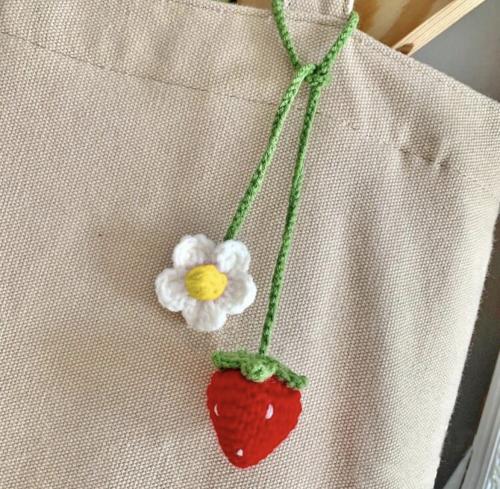 ميدالية صنع يدوي فراولة