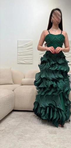 فستان خيالي لون زمردي مع تطريز مع كلوش كرنكل