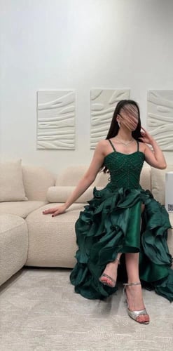 فستان خيالي لون زمردي مع تطريز مع كلوش كرنكل