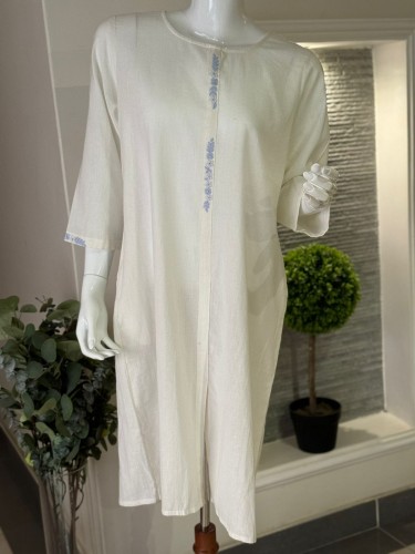 فستان لينن ابيض مزخرف بالأزرق