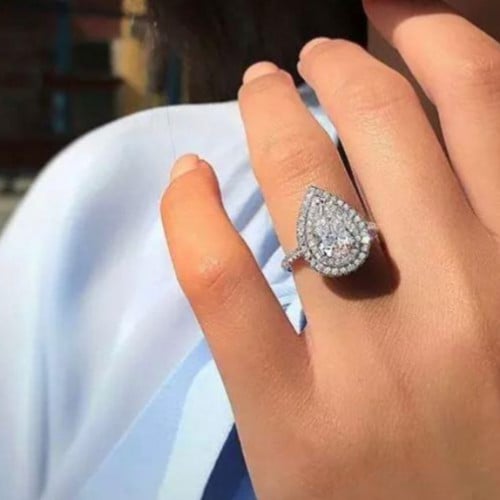 خاتم مرصّع بحبيبات الزركون