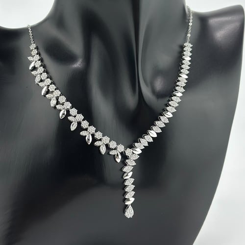 طقم ذهب ابيض مّطعم بالباقيت ( 14.9 جرام - عيار 18...