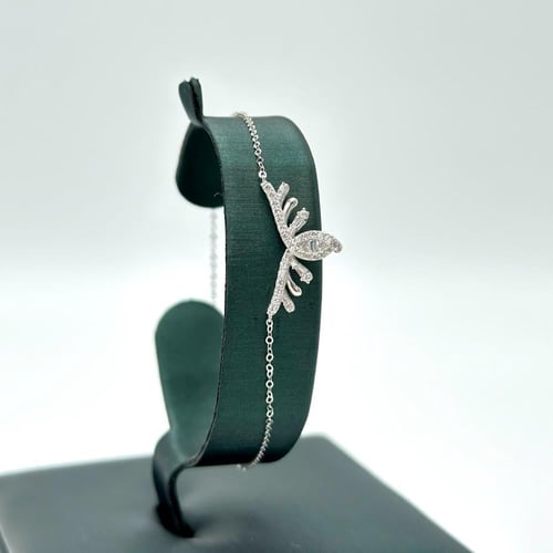 طقم بريق الانوثة ابيض تصميم الماس ( 5.4 جرام - عيا...