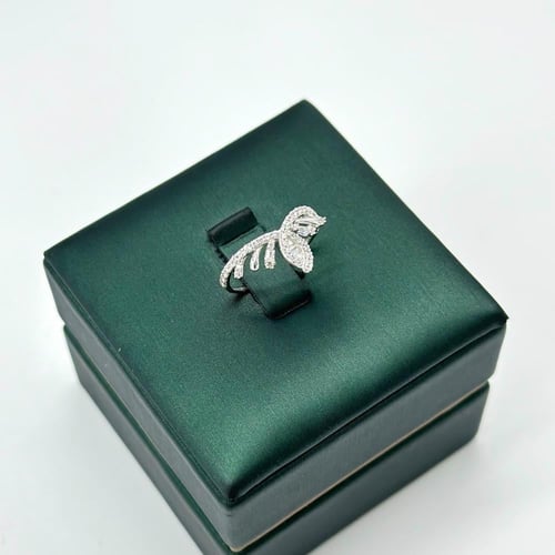 طقم بريق الانوثة ابيض تصميم الماس ( 5.4 جرام - عيا...