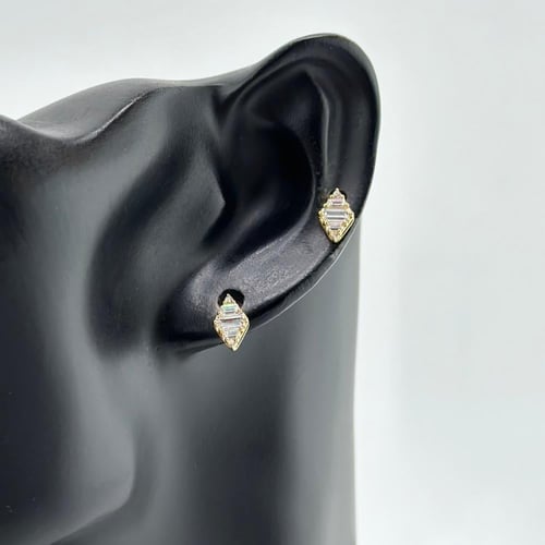 حلق ناعم على شكل معين تصميم ألماس ( 0.8 جرام - عيا...