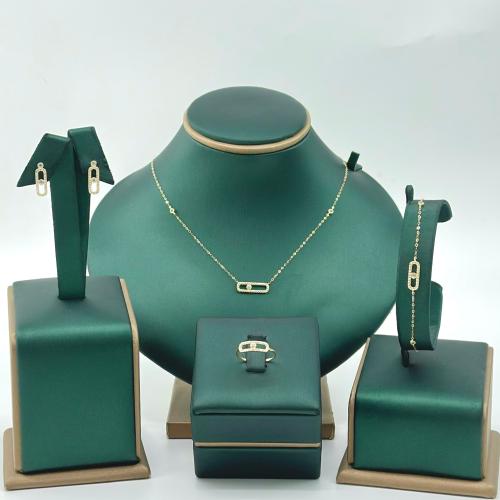 طقم ذهب ناعم تصميم الماس ( 3.0 جرام - عيار 18 - SE...