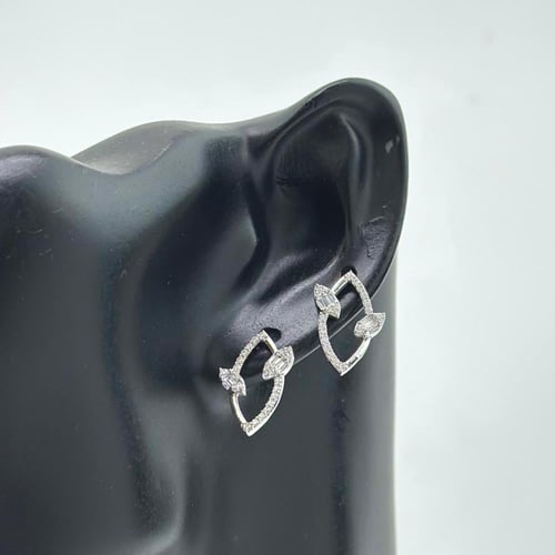 حلق ذهب ناعم بقصات الباقيت ( 1.8 جرام- عيار 18 - E...