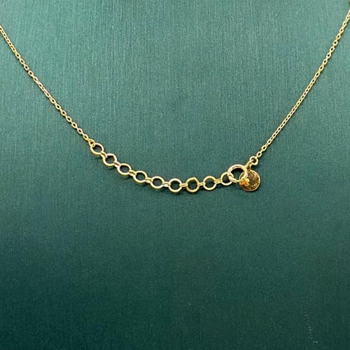 عقد ذهب بتصميم مميز و لافت ( 2.5 جرام - عيار 21 -...