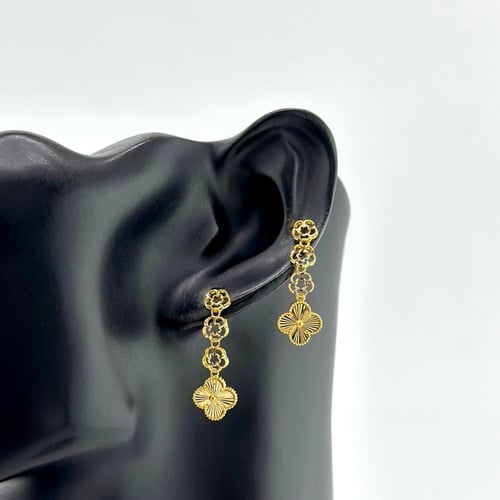 حلق ذهب بتصميم جميل وأنيق على شكل وردة ( 2.4 جرام...