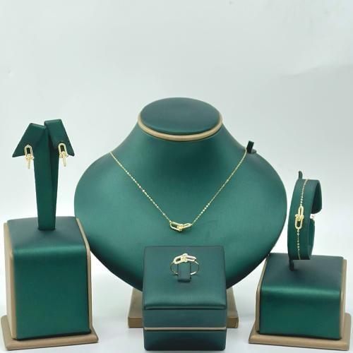 طقم ذهب ناعم تصميم الماس ( 6.7 جرام - عيار 18 - SE...