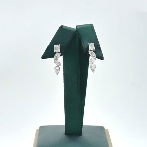 حلق ذهب ناعم بقصات الباقيت ( 2.4 جرام - عيار 18 -...